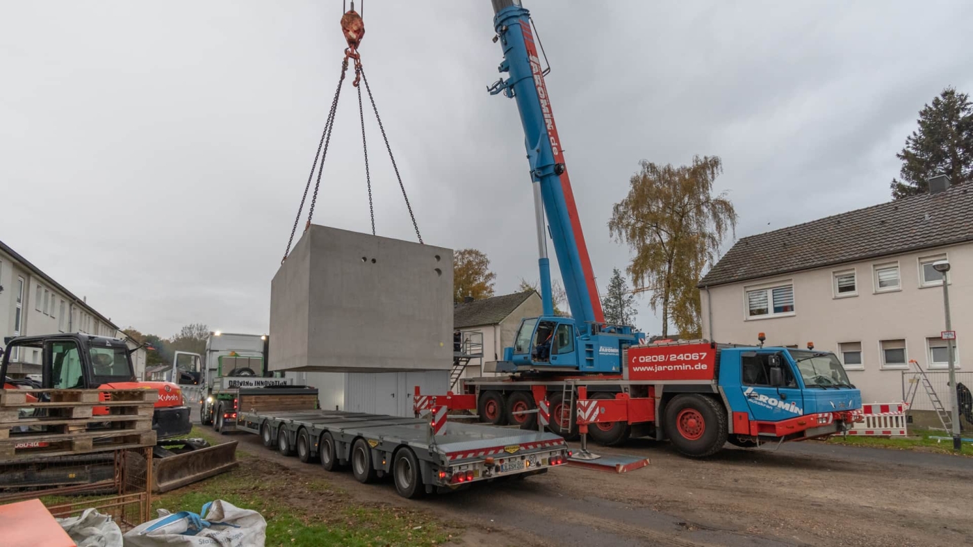 Installation des SISTEMS GROUND CUBE mit einem Kran auf Baustelle.