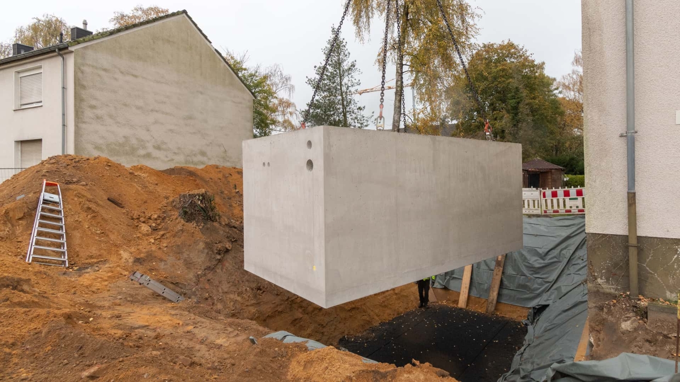 SISTEMS GROUND CUBE Technikzentrale wird für die Installation vorbereitet.